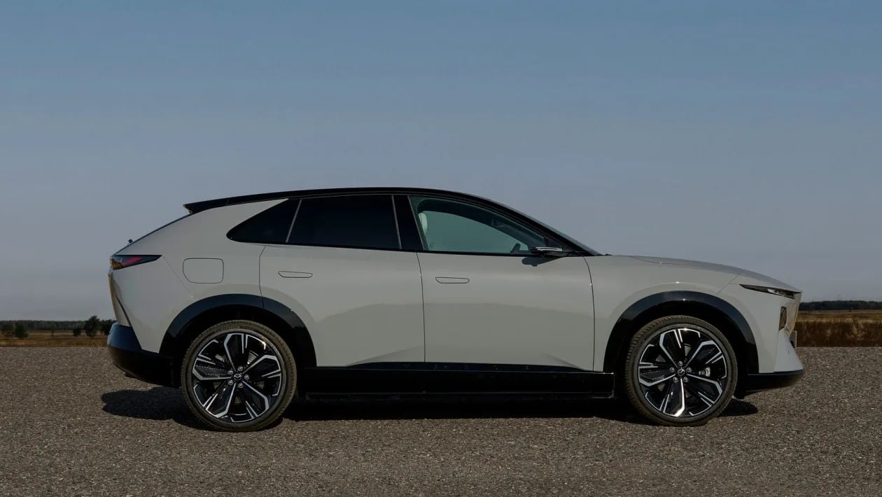 Η Mazda παρουσιάζει το CX-6e και βάζει δύσκολα στους ανταγωνιστές