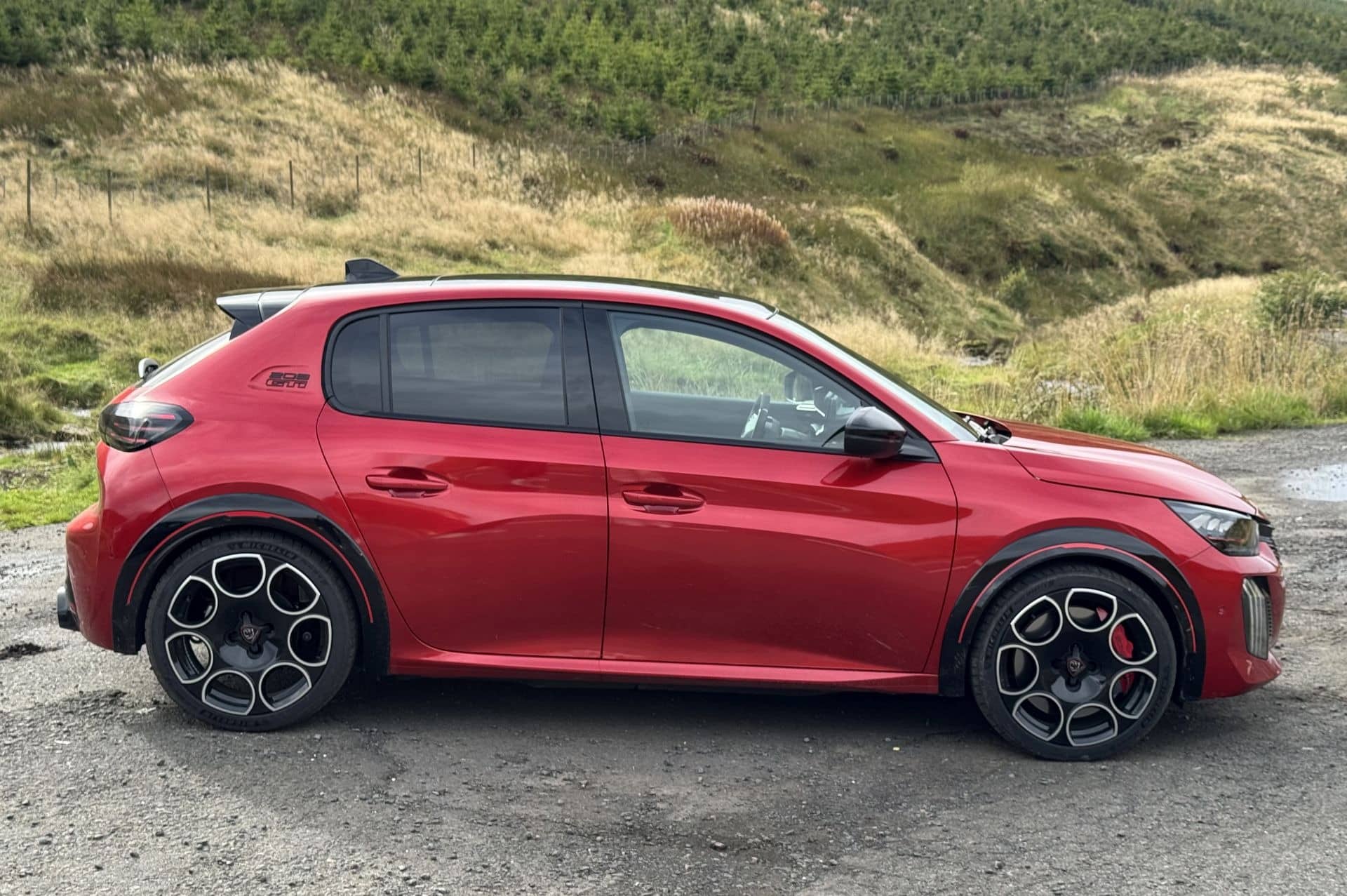 Peugeot E-208 GTi: Το ηλεκτρικό GTi που ξαναγράφει την ιστορία του 205