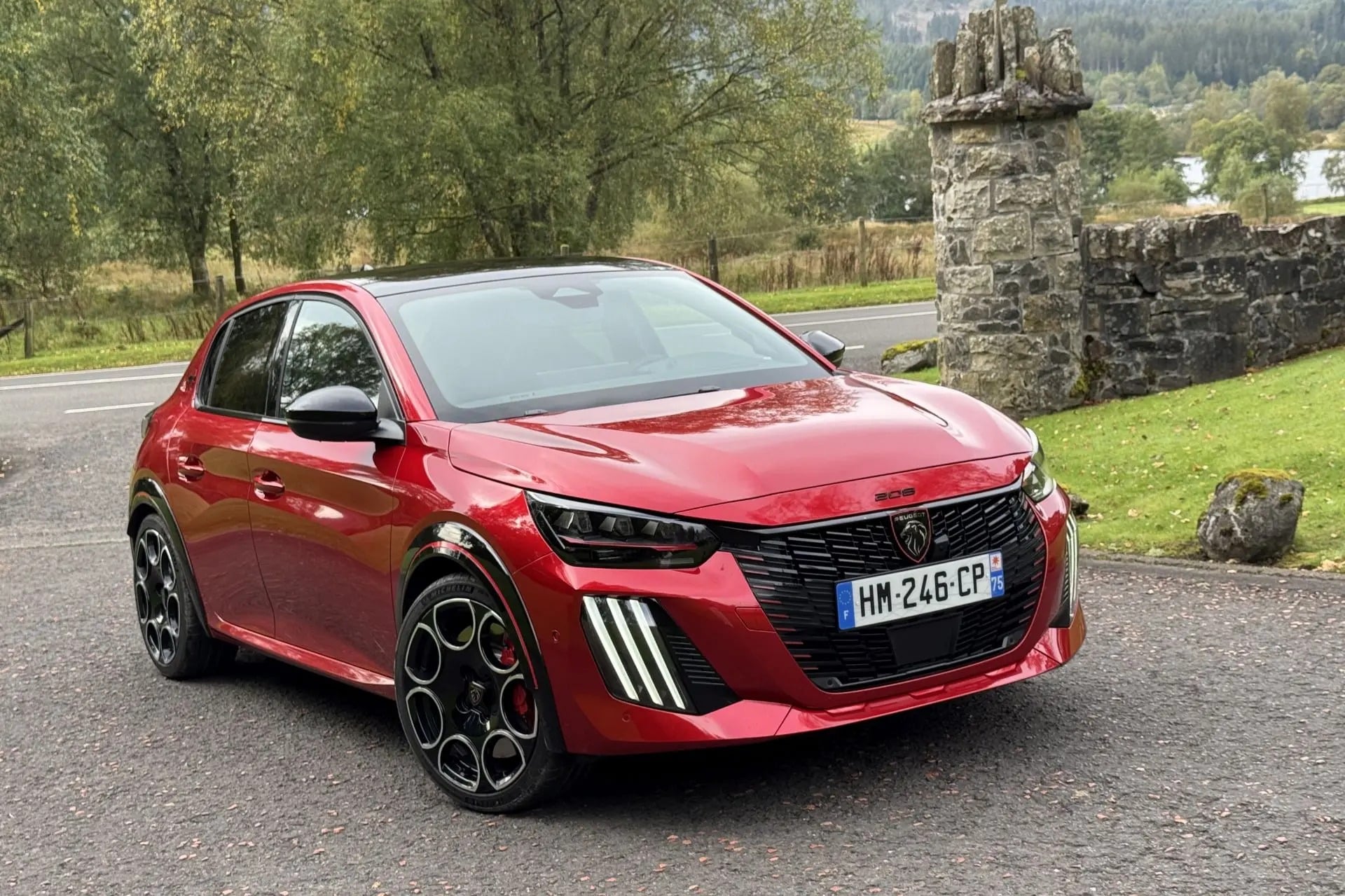 Peugeot E-208 GTi: Το ηλεκτρικό GTi που ξαναγράφει την ιστορία του 205