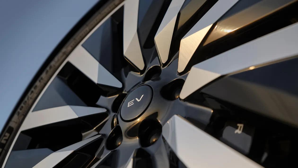 Αυτό είναι το νέο Range Rover Electric - Δείτε αυτονομία, φόρτιση ισχύ και τιμή