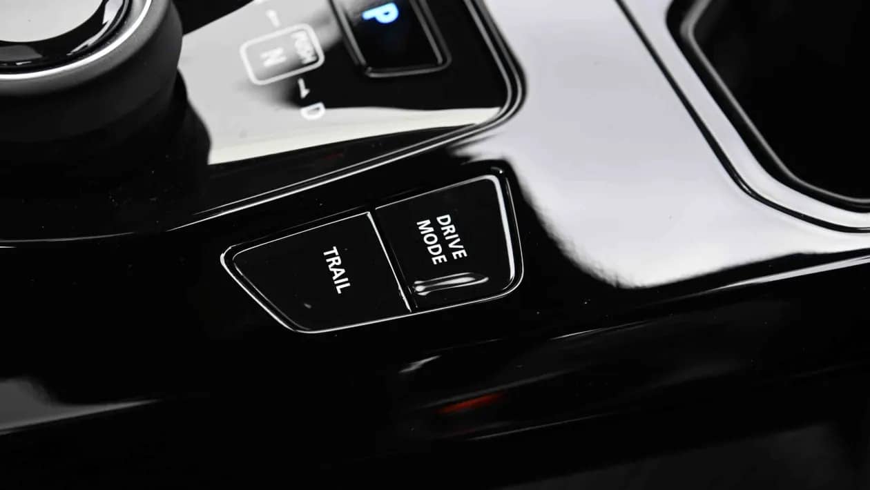 Suzuki e Vitara: Το ηλεκτρικό SUV των 184 PS που δεν φοβάται να βγει από την άσφαλτο