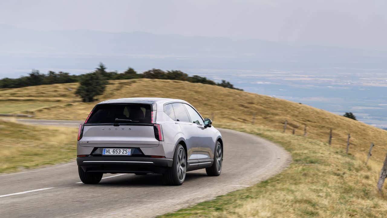 Volvo EX60 P10 AWD: Φόρτιση-αστραπή και 660 χλμ. αυτονομίας – Το ηλεκτρικό SUV που αλλάζει τα δεδομένα