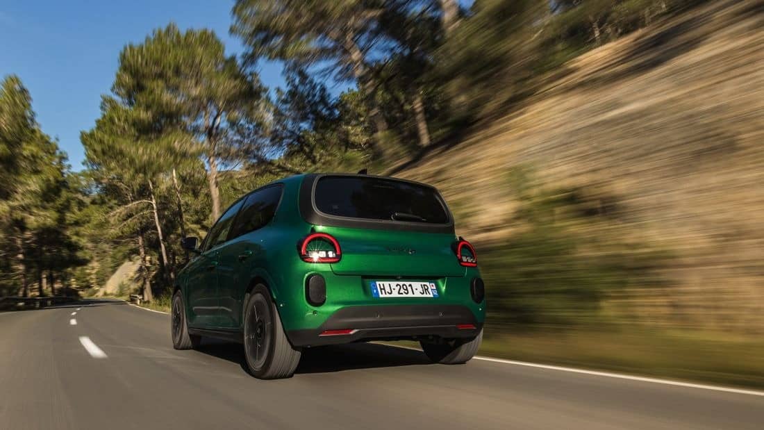 Twingo ή Dolphin Surf; Ποιο από τα δύο ηλεκτρικά ταιριάζει περισσότερο στην πόλη;