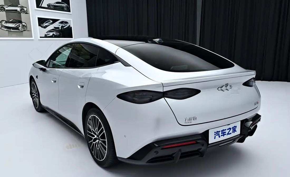 Η BYD τα βάζει με όλους: 783 χλμ. αυτονομία και φόρτιση σε 9 λεπτά με €24.660