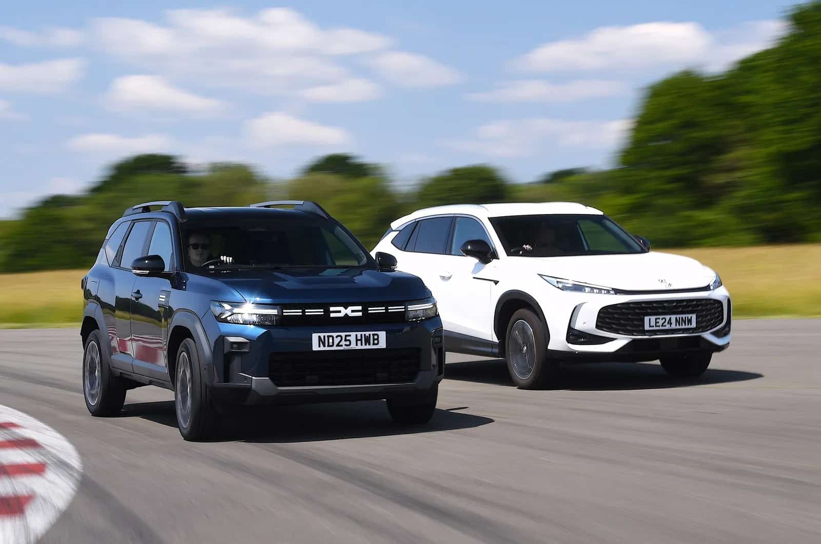 Dacia Bigster vs MG HS: Ποιο οικογενειακό SUV προσφέρει περισσότερα;
