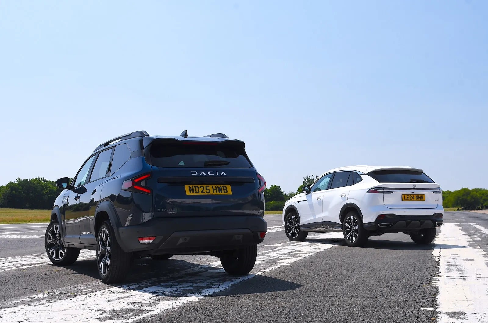 Dacia Bigster vs MG HS: Ποιο οικογενειακό SUV προσφέρει περισσότερα;