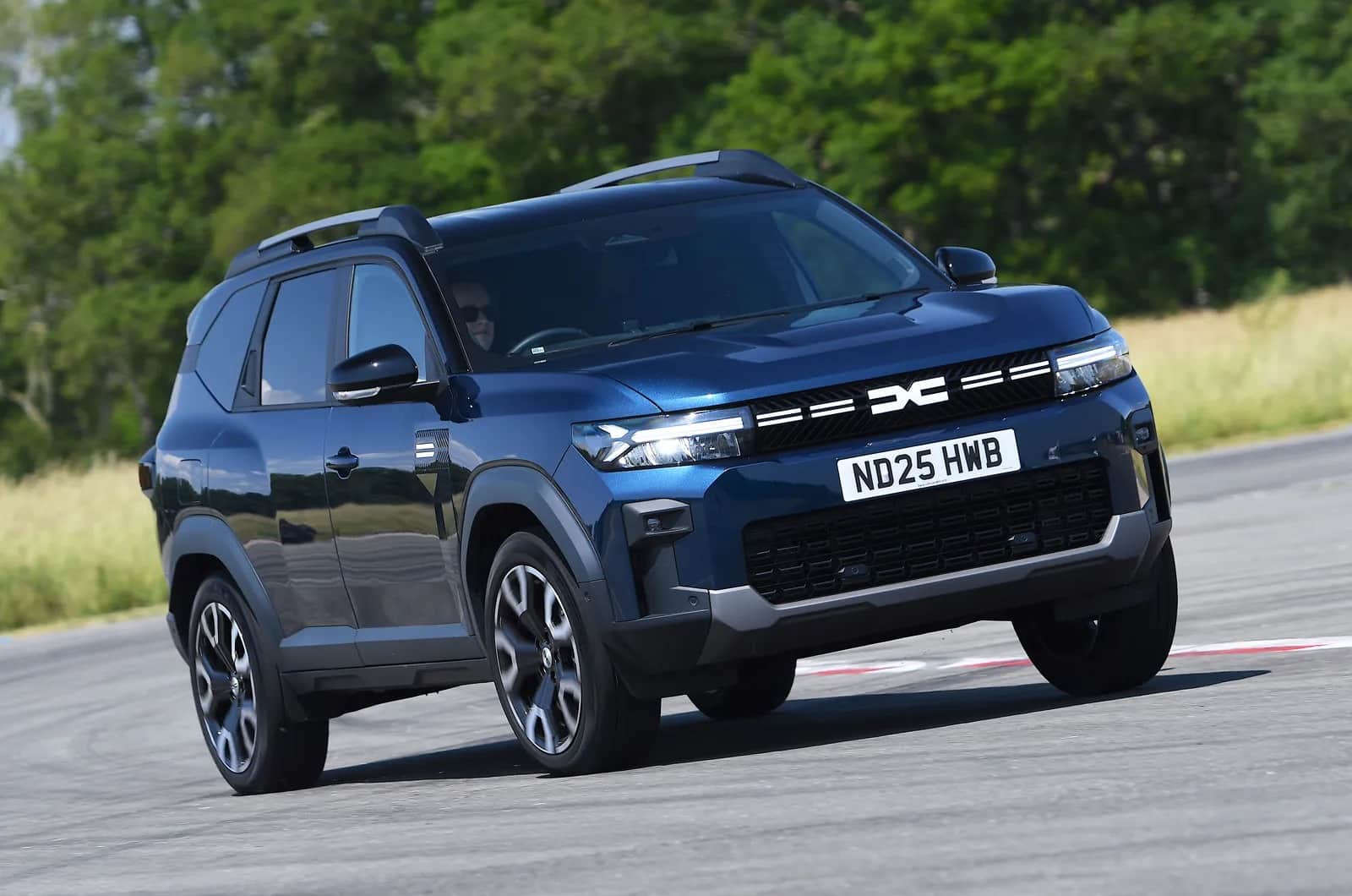 Dacia Bigster vs MG HS: Ποιο οικογενειακό SUV προσφέρει περισσότερα;
