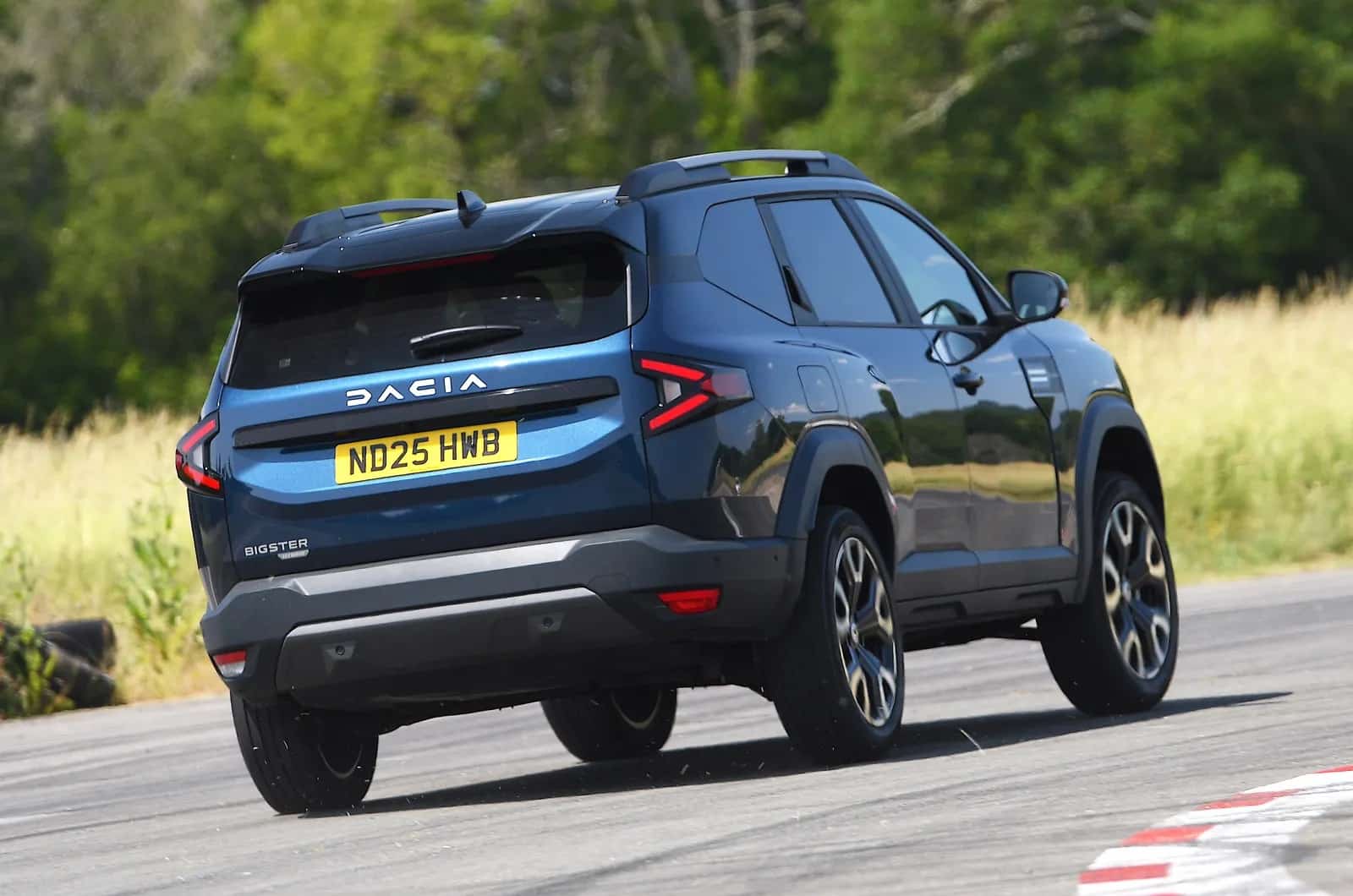 Dacia Bigster vs MG HS: Ποιο οικογενειακό SUV προσφέρει περισσότερα;