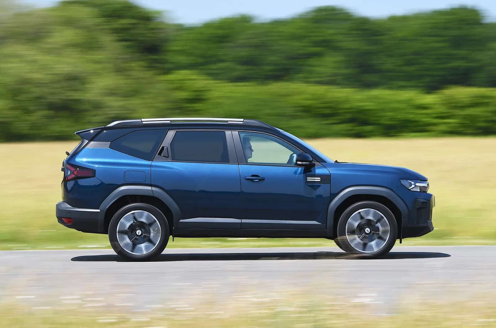 Dacia Bigster vs MG HS: Ποιο οικογενειακό SUV προσφέρει περισσότερα;