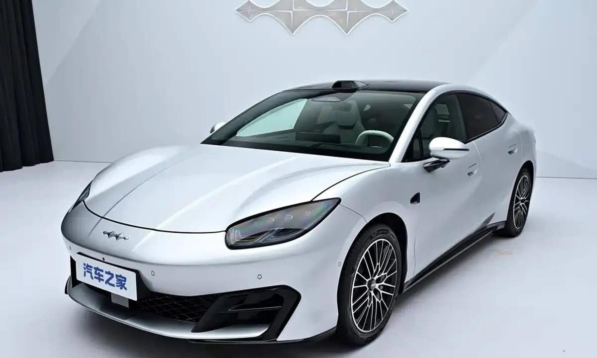 Η BYD τα βάζει με όλους: 783 χλμ. αυτονομία και φόρτιση σε 9 λεπτά με €24.660