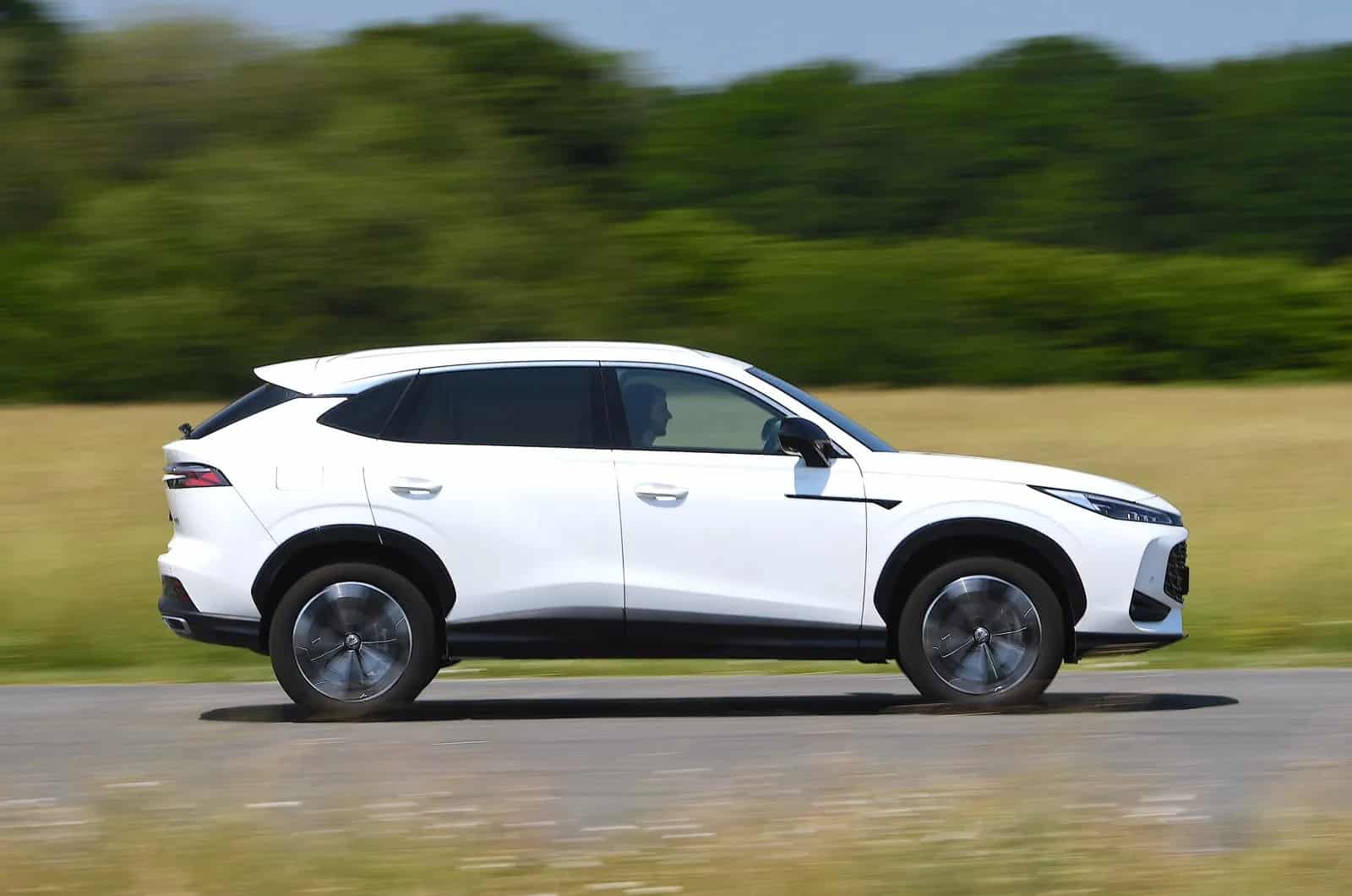 Dacia Bigster vs MG HS: Ποιο οικογενειακό SUV προσφέρει περισσότερα;