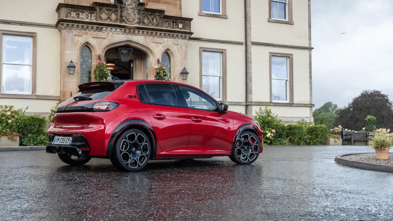 E-208 GTi: Το μικρό Peugeot που μετατράπηκε σε ηλεκτρικό πυραυλάκι