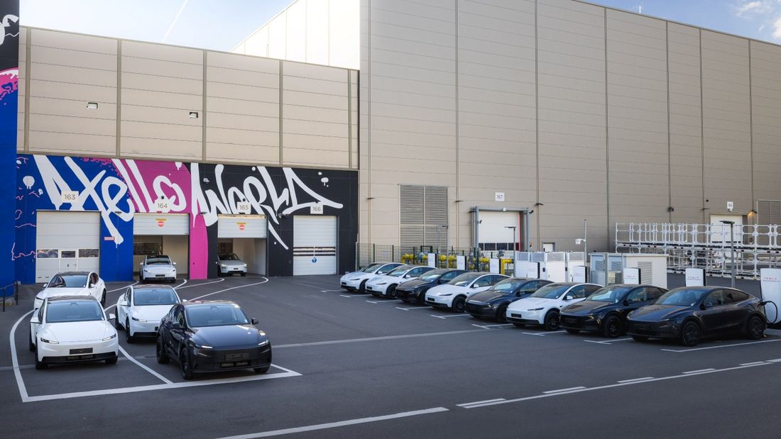 Tesla vs BYD: Η μεγάλη ανατροπή στις πωλήσεις ηλεκτρικών το 2026