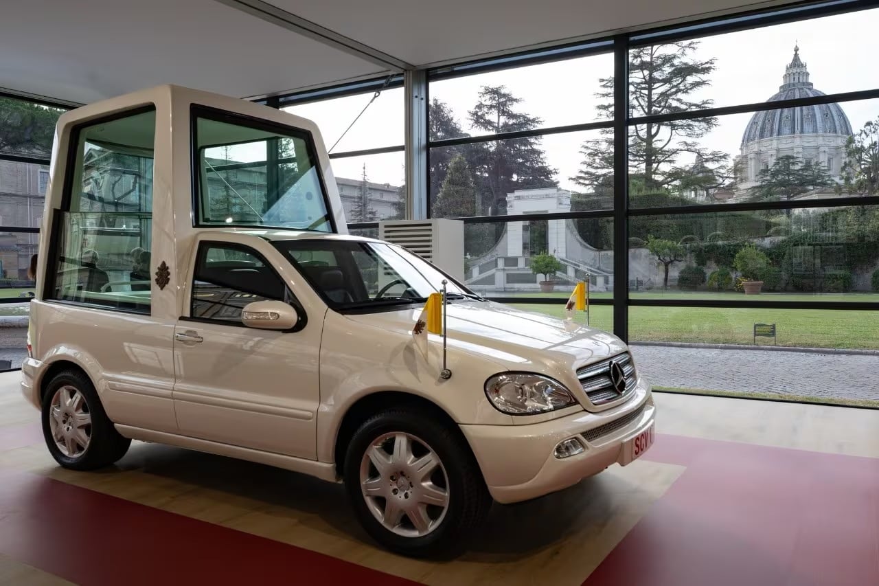 Popemobile: Όλα τα αυτοκίνητα του Πάπα