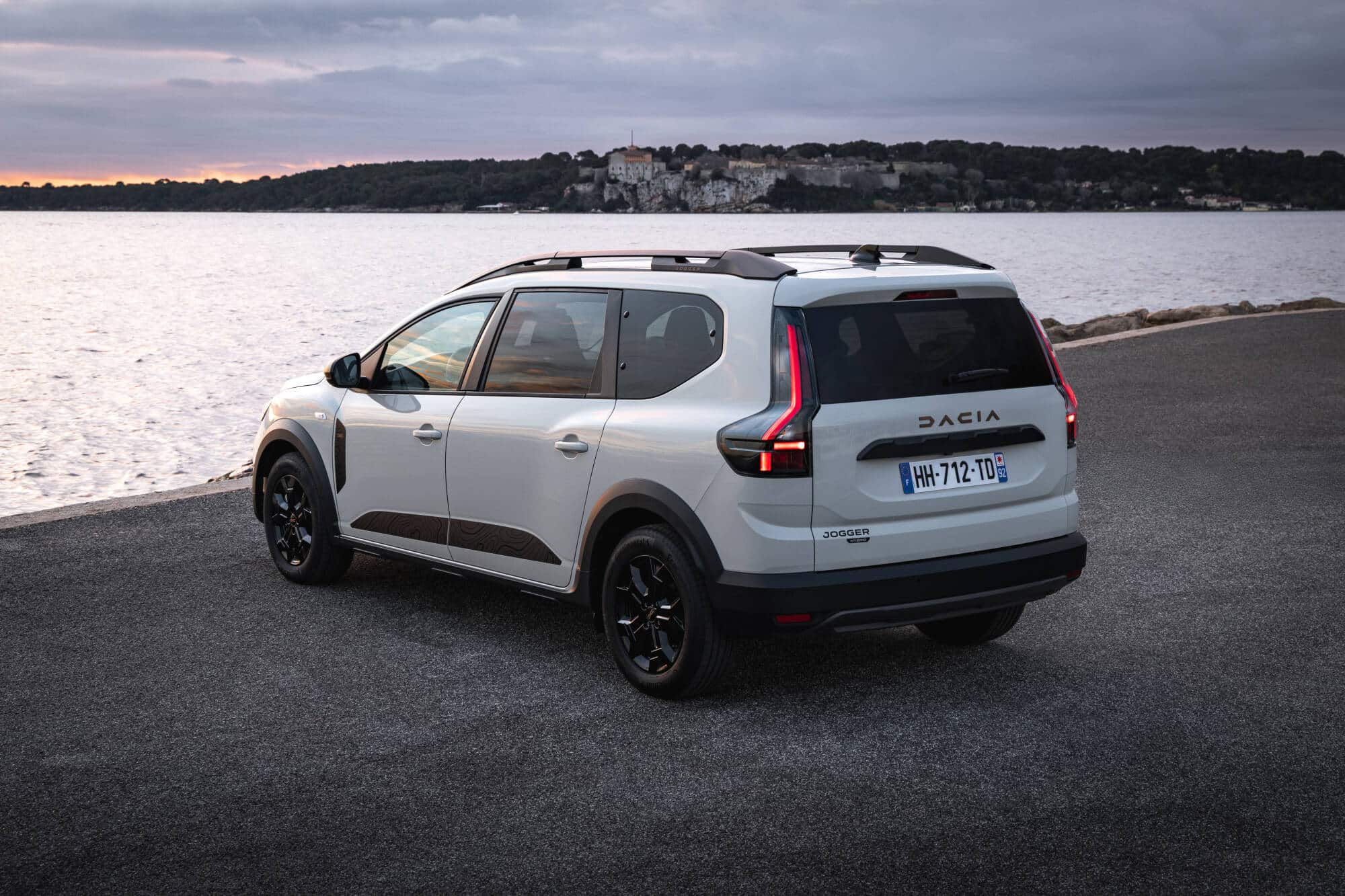 Dacia: Tα νέα υβριδικά SANDERO STEPWAY και JOGGER στην Ελλάδα - Τιμές