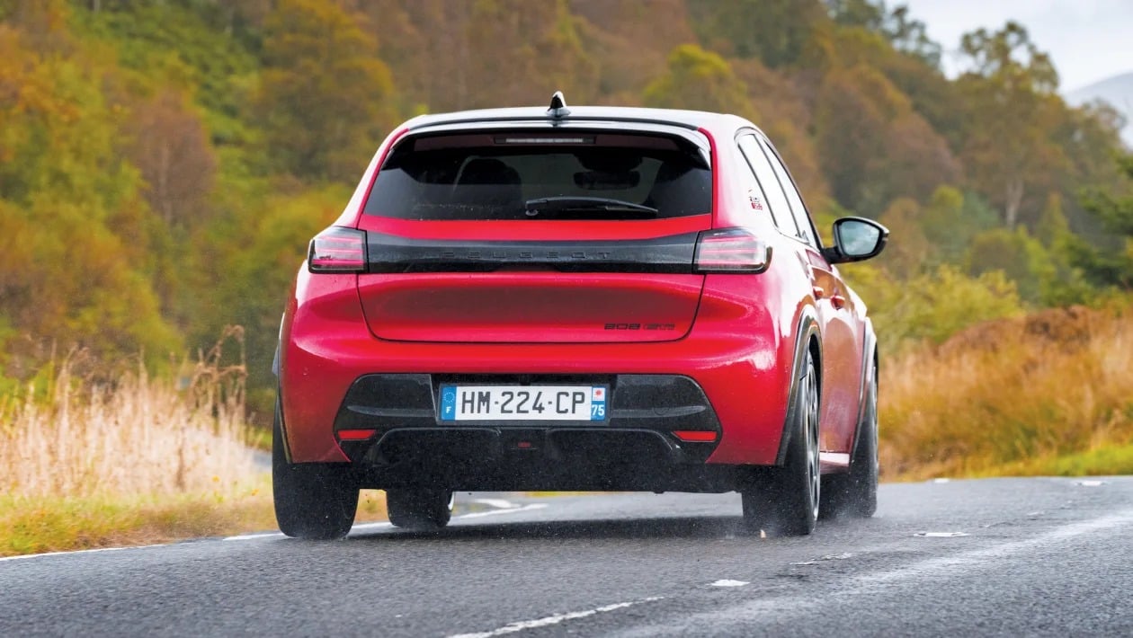Peugeot E-208 GTi vs Alpine A290: Γαλλικός εμφύλιος στα ηλεκτρικά hot hatch