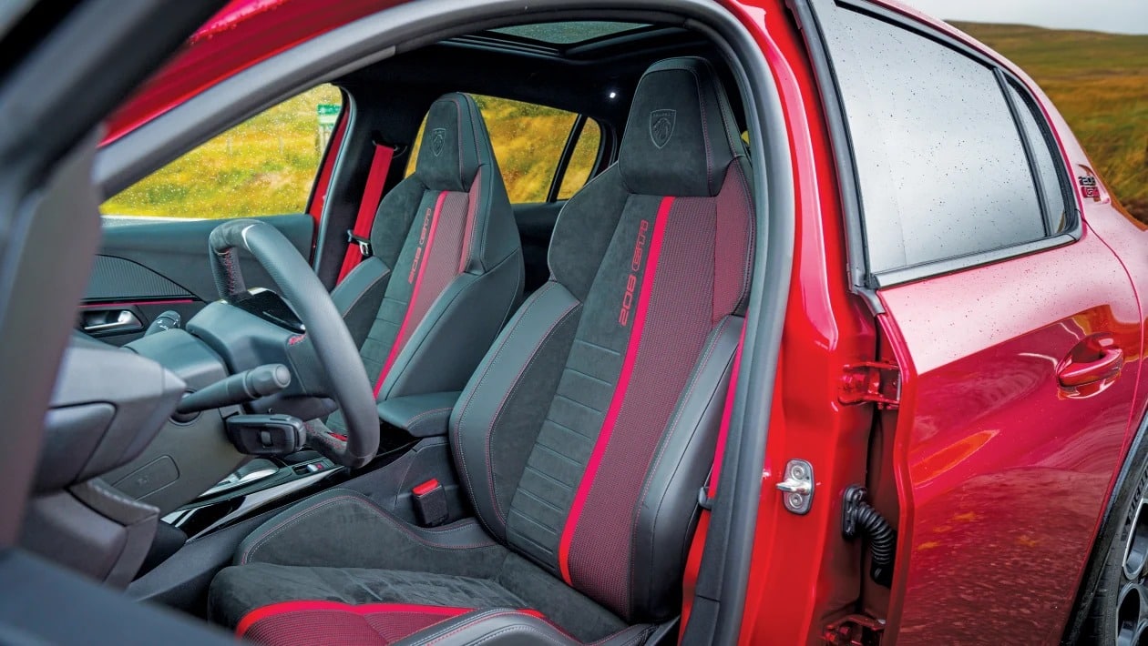 Peugeot E-208 GTi vs Alpine A290: Γαλλικός εμφύλιος στα ηλεκτρικά hot hatch
