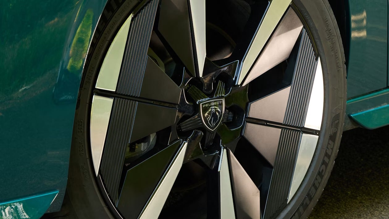 Peugeot E-308: Αυτονομία 462 χλμ. και 156 PS για το ανανεωμένο ηλεκτρικό