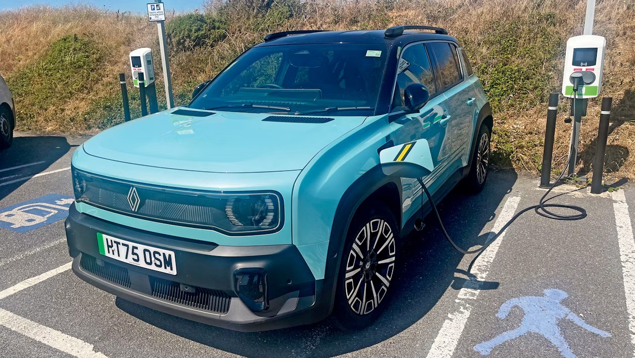 Renault 4 E-Tech: Τα δυνατά σημεία και οι μικρές αδυναμίες του ηλεκτρικού SUV μετά από αρκετά χιλιόμετρα