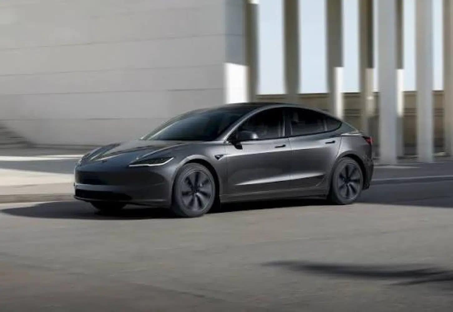 Νέο Tesla Model 3: Η αλλαγή που βρίσκεται πίσω από την πρίζα