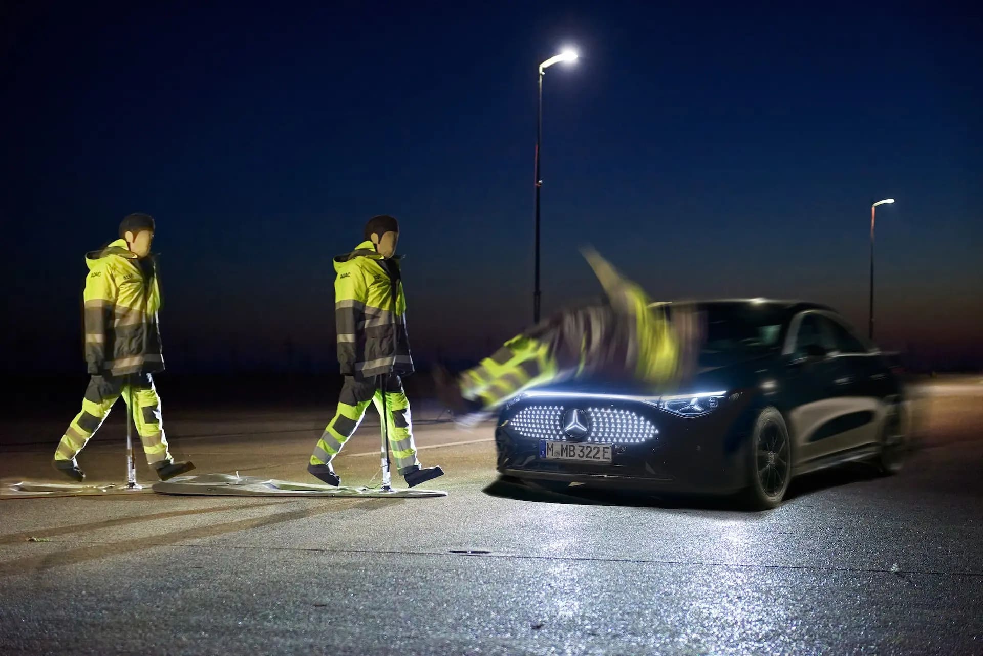ADAC: Τα ανακλαστικά ρούχα μπερδεύουν τα συστήματα αυτόματου φρεναρίσματος