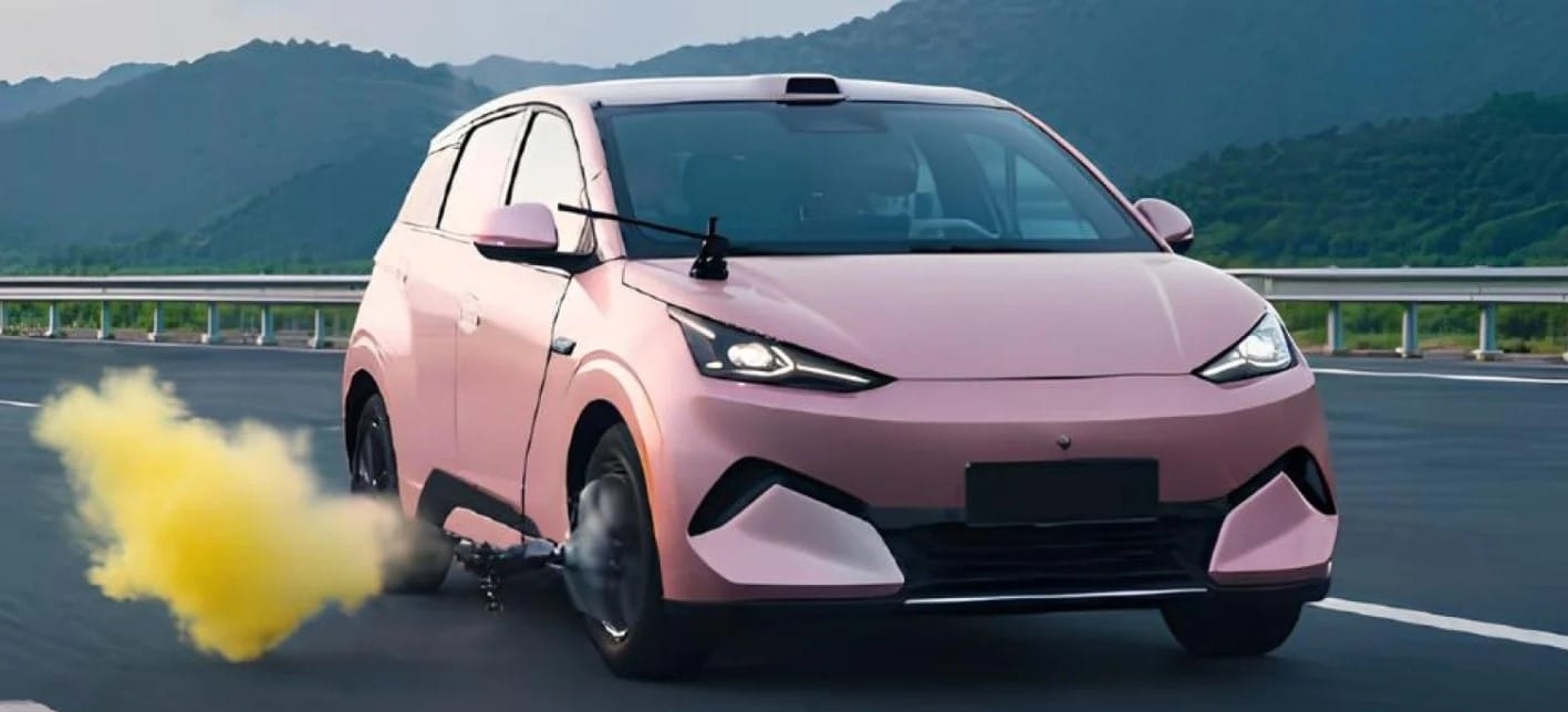 BYD Dolphin Surf: Δείτε τι έγινε στη δοκιμή σκασίματος ελαστικού με ταχύτητα 140 χλμ./ώρα [video]
