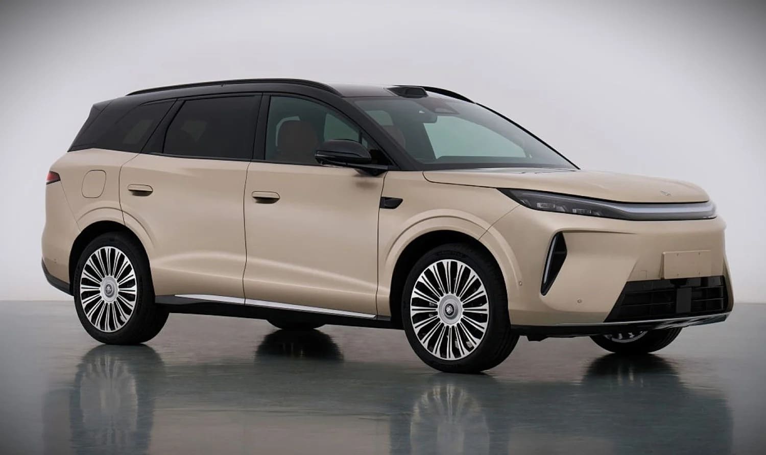 700 PS και τετρακίνηση για το νέο BYD Tang EV