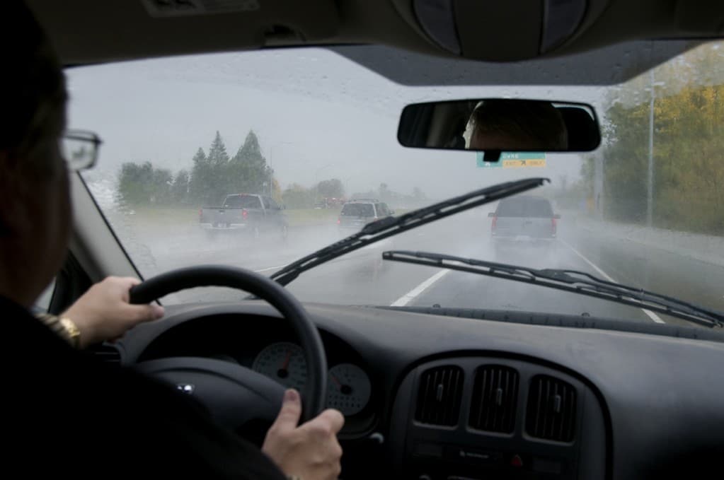 Βροχή και οδήγηση: 8 κανόνες που κάθε οδηγός πρέπει να γνωρίζει