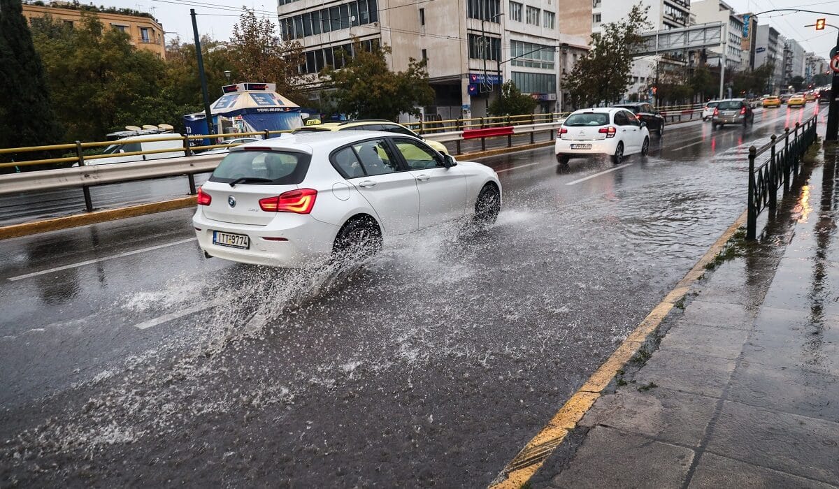 Βροχή και οδήγηση: 8 κανόνες που κάθε οδηγός πρέπει να γνωρίζει